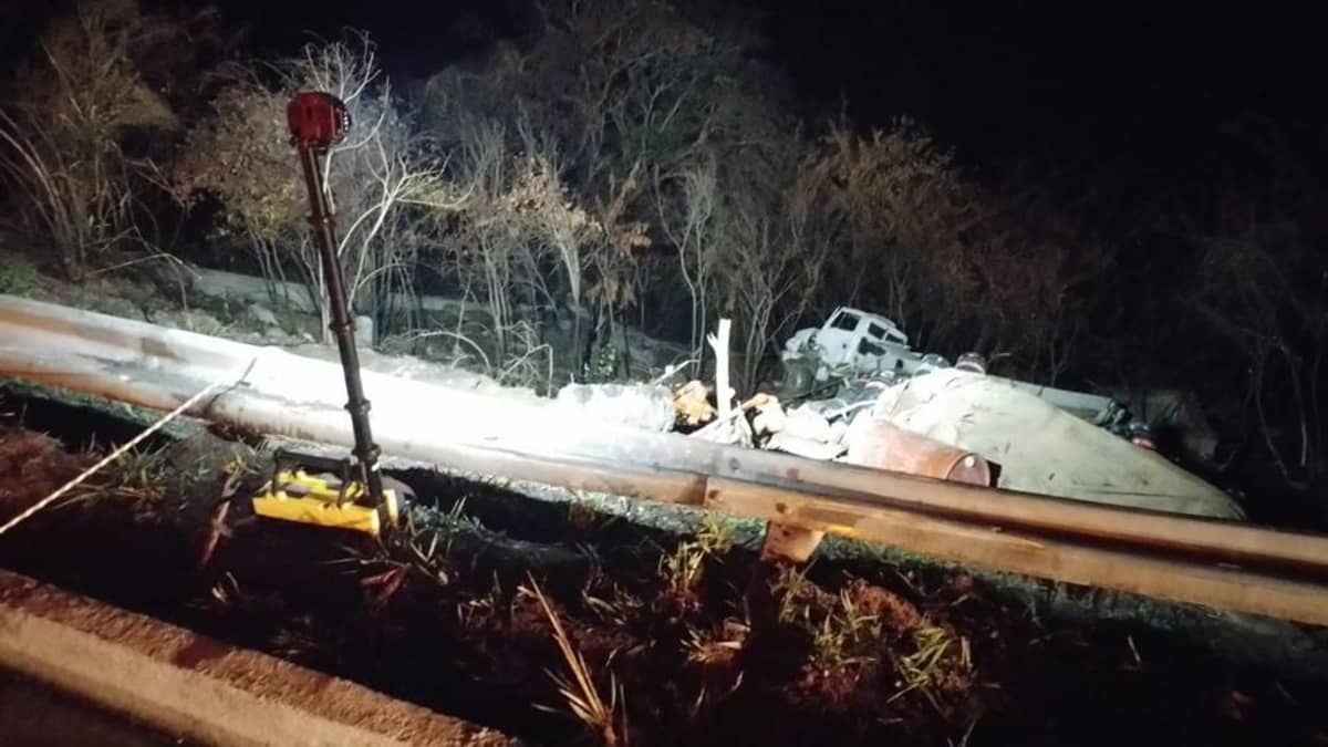 Motorista de caminhão com piche fica preso às ferragens em acidente na BR-135 