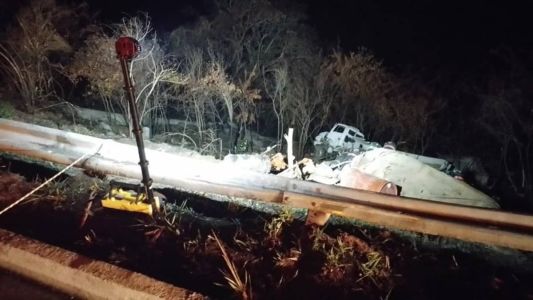 Caminhão carregado com piche e mantas para construção civil tombou em Bocaiúva