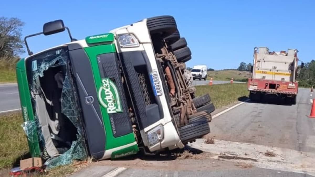 Caminhão com 17 mil litros de arla tomba e carga vaza em rodovia em MG