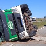 Caminhão com 17 mil litros de arla tomba e carga vaza em rodovia em MG