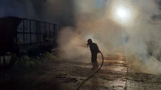 Caminhão carregado com enxofre pega fogo na BR-251 e interdita trânsito em Montes Claros