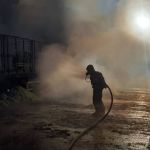 Caminhão carregado com enxofre pega fogo na BR-251 e interdita trânsito em Montes Claros 