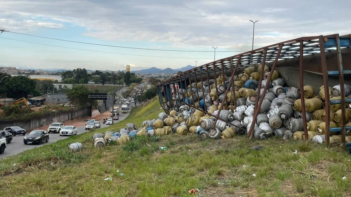 Polícia tenta identificar suspeitos de saquear 300 botijões de carreta que tombou no Anel Rodoviário 