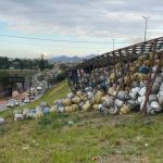 Polícia tenta identificar suspeitos de saquear 300 botijões de carreta que tombou no Anel Rodoviário 