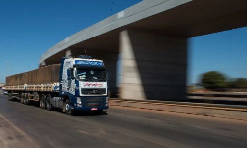 Foto mostra caminhão em movimento