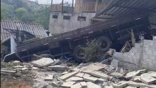 Caminhão colide em galpão