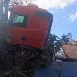 Anel Rodoviário: caminhão ultrapassa área de escape; veja imagens