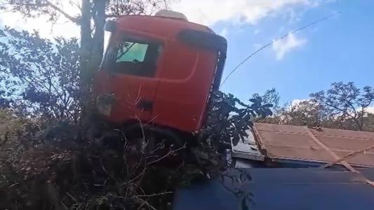 Caminhão colidiu com uma árvore após varar área de escape do Anel Rodoviário neste domingo (18)