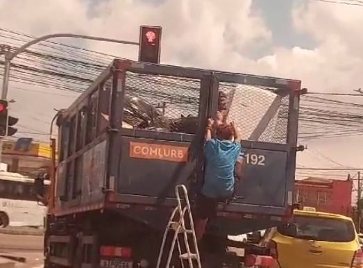 Vídeo: homens invadem caçamba de caminhão de limpeza e tentam furtar máquina de lavar