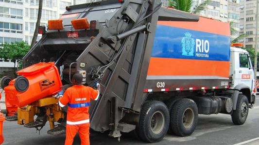 Caminhão de lixo da Comlurb limpa ruas da cidade do Rio de Janeiro