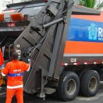 Foliões festejam o carnaval e deixam muito lixo no Rio