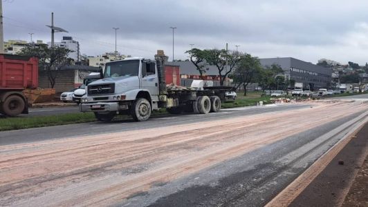 Caminhão derrama tinta e interdita Anel Rodoviário de Belo Horizonte