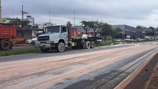 Caminhão derrama tinta e interdita Anel Rodoviário de Belo Horizonte