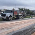 Vídeo: caminhão derrama tinta e interdita Anel Rodoviário de Belo Horizonte