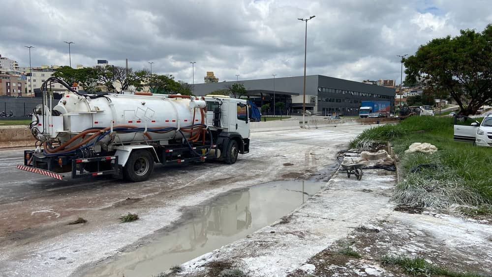 Tinta no Anel Rodoviário: sentido Rio permanece interditado após mais de 38 horas