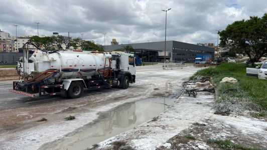 Caminhão derramou tinta na via após acidente na quinta passada