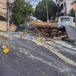 Rua de BH fica 'colorida' após acidente com caminhão que carregava latas de tinta