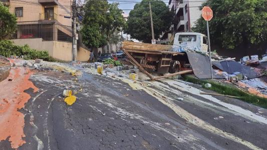 Caminhão derramou toda a carga de latas de tinta na rua