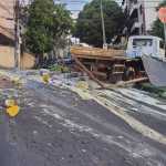 Rua de BH fica 'colorida' após acidente com caminhão que carregava latas de tinta