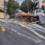 Rua de BH fica 'colorida' após acidente com caminhão que carregava latas de tinta