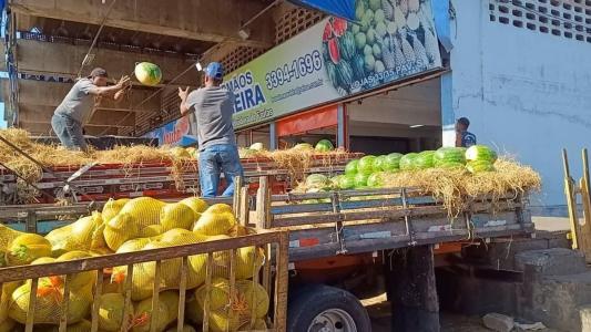 Caminhão descarrega na Ceasa
