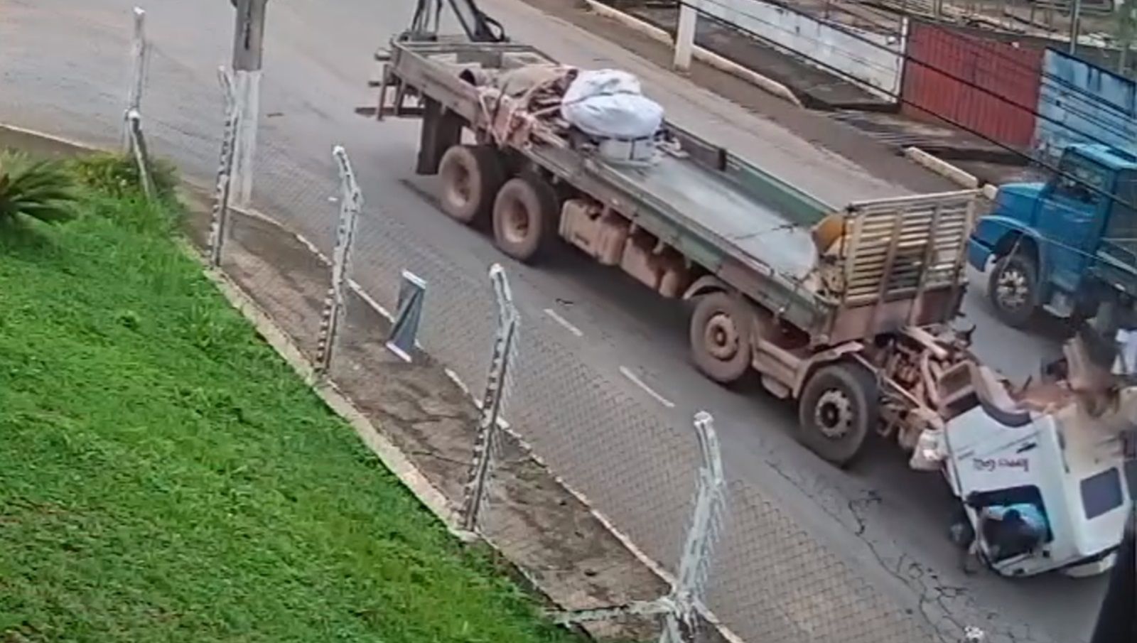 Vídeo: cabine de caminhão se solta e passageiro pula de veículo em movimento em MG