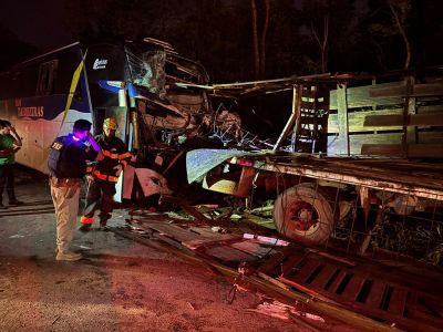 Colisão entre ônibus e caminhã, em rodovia no Norte de Minas