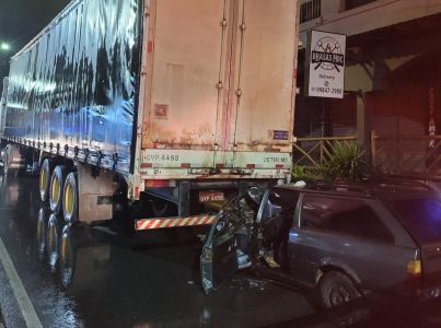 Colisão entre carreta e carro em Montes Claros