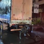 Motorista fica ferido após colidir carro na traseira de carreta em Montes Claros