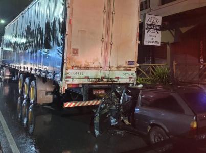 Colisão entre carreta e carro em Montes Claros
