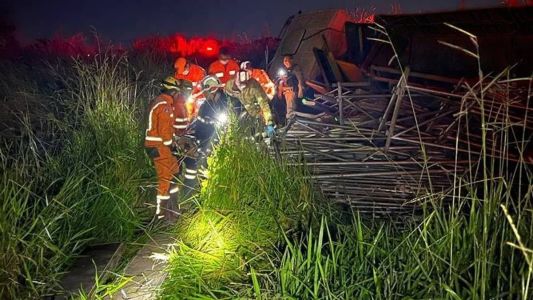 Caminhão estava carregado com grades para arquibancadas