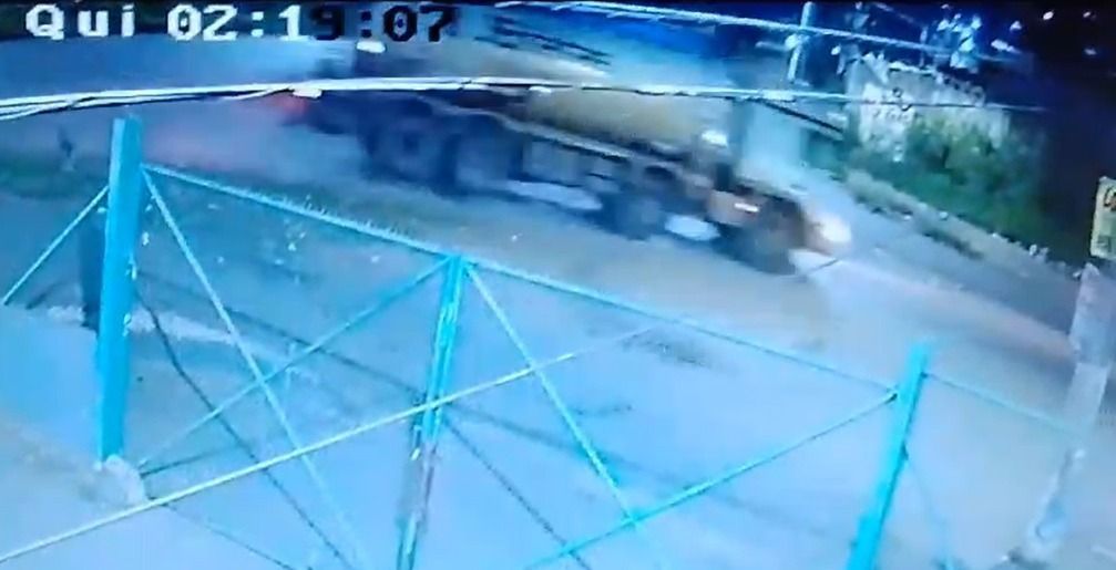 Vídeo mostra momento em que caminhão-tanque tomba e explode no Anel Rodoviário