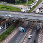 Caminhão tomba e fecha parcialmente Anel Rodoviário de Belo Horizonte nesta quinta-feira, véspera de feriado