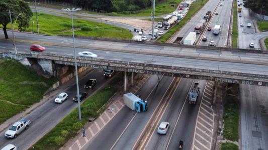 Caminhão fica atravessado nas pistas do Anel Rodoviário