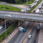 Caminhão tomba e fecha parcialmente Anel Rodoviário de Belo Horizonte nesta quinta-feira, véspera de feriado