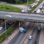 Caminhão tomba e fecha parcialmente Anel Rodoviário de Belo Horizonte nesta quinta-feira, véspera de feriado