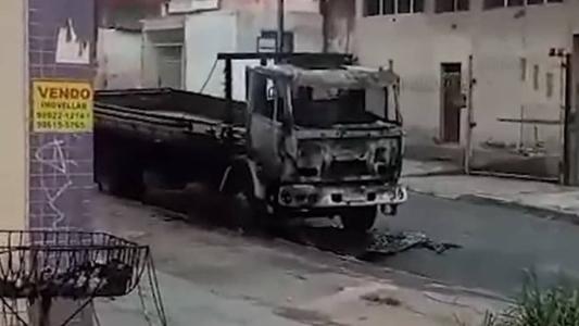 Caminhão ficou destruído após ser incendiado