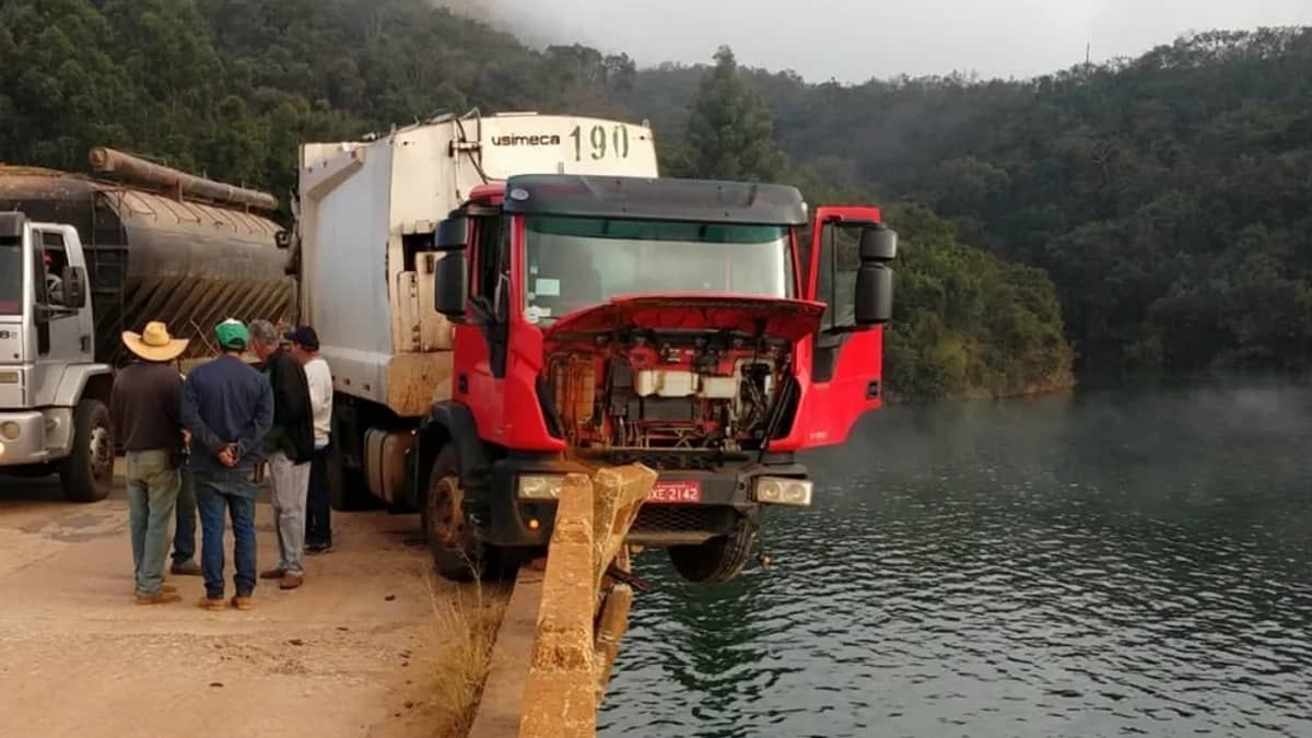 Caminhão de lixo fica ‘pendurado’ após bater em mureta de ponte no Lago de Furnas