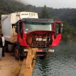 Caminhão de lixo fica ‘pendurado’ após bater em mureta de ponte no Lago de Furnas