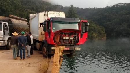 Caminhão ficou pendurado em ponte no Sul de Minas