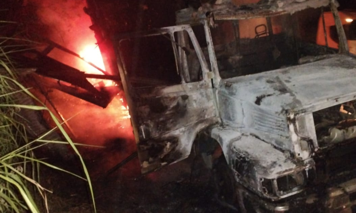 Incêndio destrói caminhão na BR-116 na Zona da Mata
