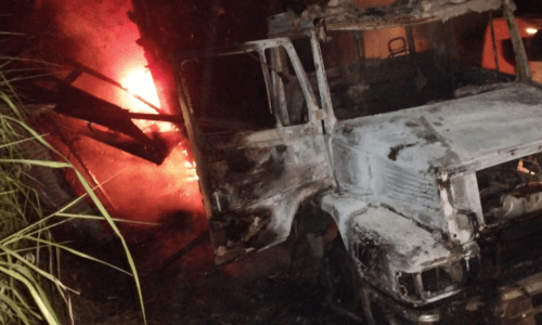Caminhão foi destruído pelas chamas