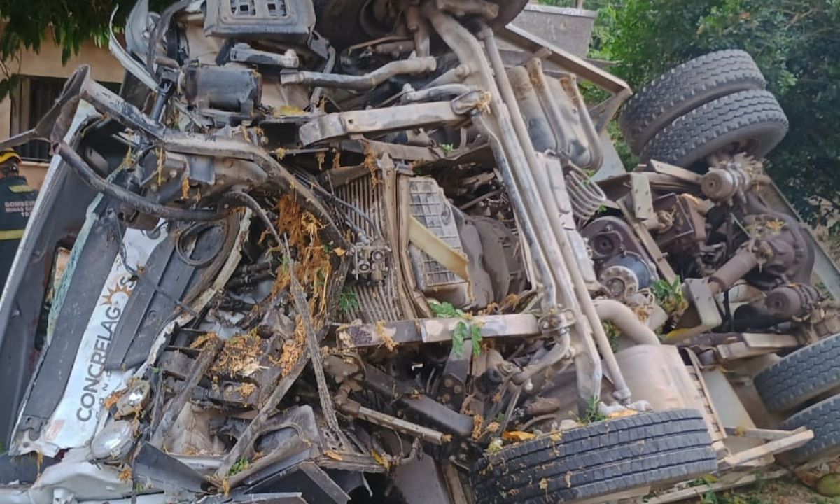 Motorista perde freio de caminhão e colide em muro em Ubá, na Zona da Mata