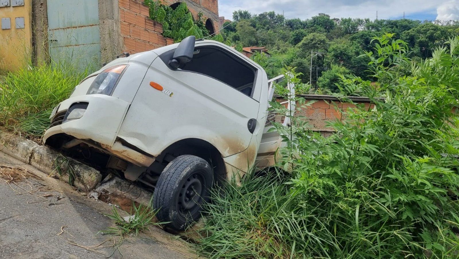 Caminhão de gás invade lote e destrói quarto de casa em Lagoa Santa (MG)