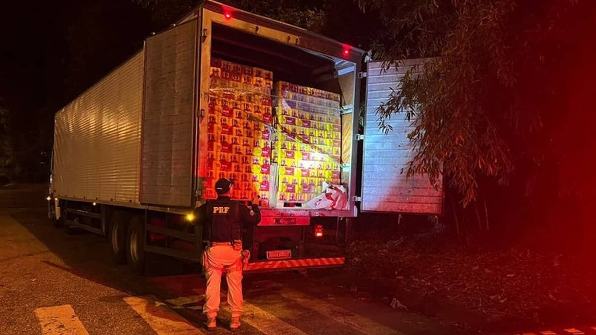 Caminhão com 103 mil latas de cerveja sem nota fiscal é apreendido em Minas