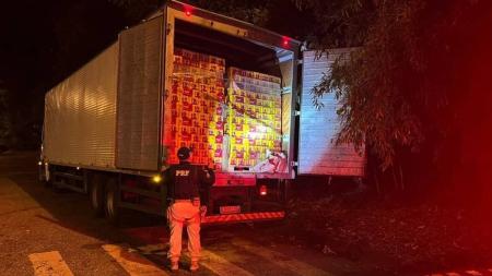 Caminhão levava latas de cerveja e sabão em pó para Brasília