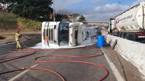 Equipe do Corpo de Bombeiros usando espuma para diminuir o risco de explosão de caminhão no Anel Rodoviário.