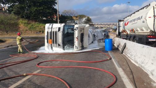 Equipe do Corpo de Bombeiros usando espuma para diminuir o risco de explosão de caminhão no Anel Rodoviário.