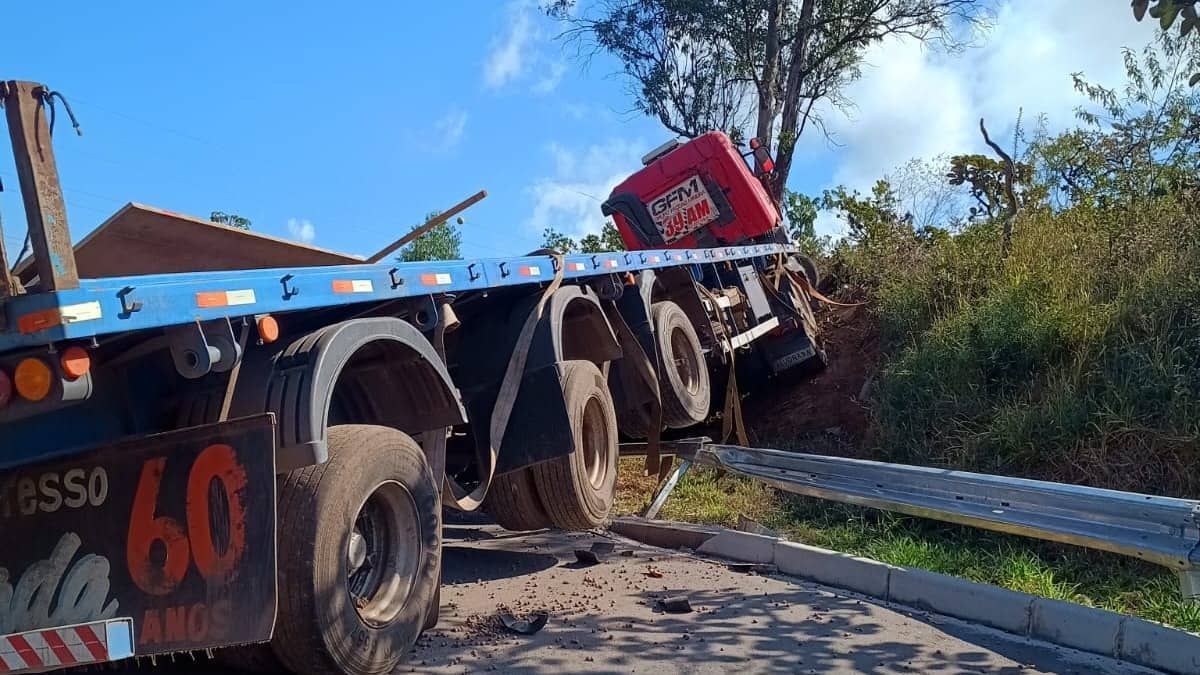 Caminhão usa área de escape do Anel Rodoviário, ultrapassa caixa de frenagem e bate em contenção da via
