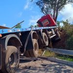 Caminhão usa área de escape do Anel Rodoviário, ultrapassa caixa de frenagem e bate em contenção da via
